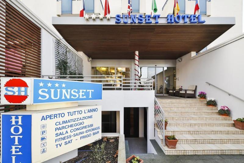 Hotel Sunset Римини Экстерьер фото